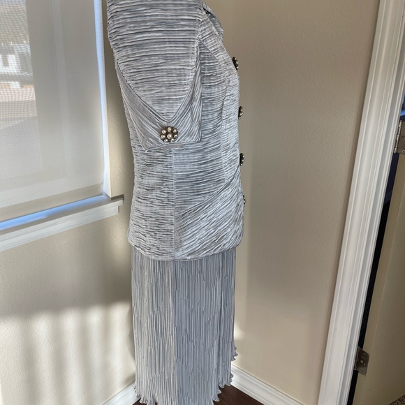 Elegant VTG Lace Silver/Gray Jacket Skirt Set. 10 (but fits closer to 6/8). - Picture 4 of 11